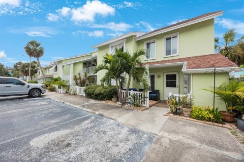 Townhouse in Saint Petersburg, Florida 2 bedrooms, 118.91 sq.m. № 1909545 - photo 2