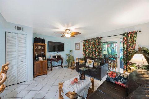 Townhouse in Saint Petersburg, Florida 2 bedrooms, 118.91 sq.m. № 1909545 - photo 7