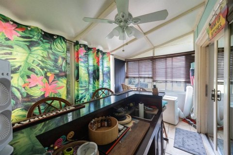 Townhouse in Saint Petersburg, Florida 2 bedrooms, 118.91 sq.m. № 1909545 - photo 11