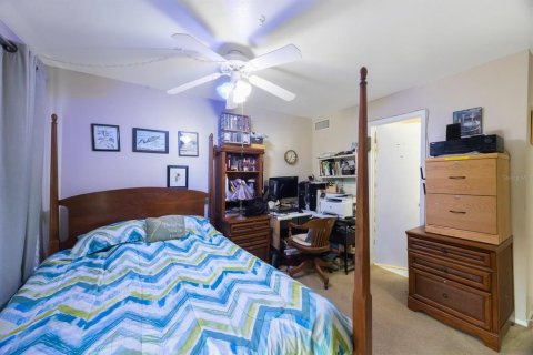 Townhouse in Saint Petersburg, Florida 2 bedrooms, 118.91 sq.m. № 1909545 - photo 25