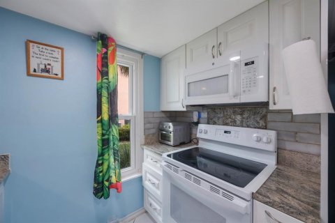 Townhouse in Saint Petersburg, Florida 2 bedrooms, 118.91 sq.m. № 1909545 - photo 16