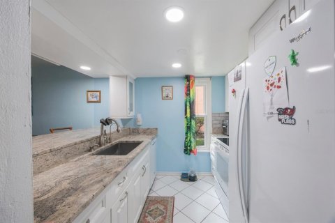 Townhouse in Saint Petersburg, Florida 2 bedrooms, 118.91 sq.m. № 1909545 - photo 14
