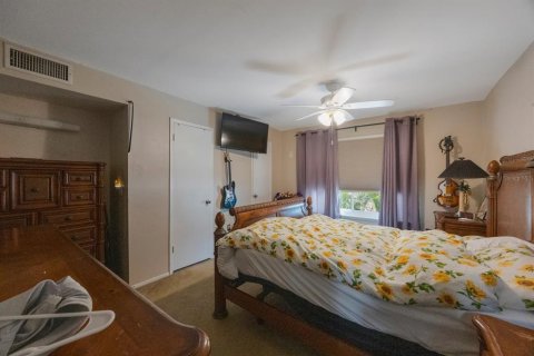 Townhouse in Saint Petersburg, Florida 2 bedrooms, 118.91 sq.m. № 1909545 - photo 29