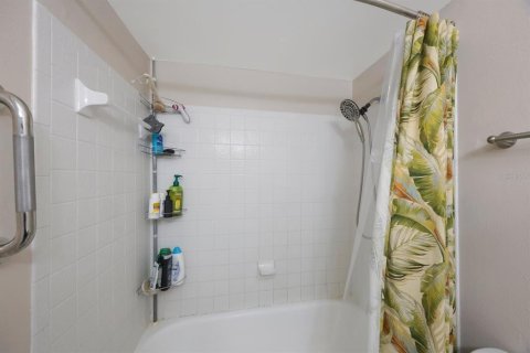 Townhouse in Saint Petersburg, Florida 2 bedrooms, 118.91 sq.m. № 1909545 - photo 28