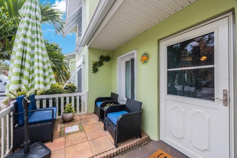 Townhouse in Saint Petersburg, Florida 2 bedrooms, 118.91 sq.m. № 1909545 - photo 5