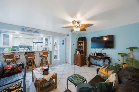 Townhouse in Saint Petersburg, Florida 2 bedrooms, 118.91 sq.m. № 1909545 - photo 8