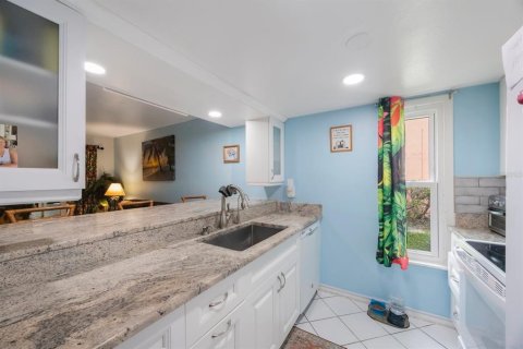 Townhouse in Saint Petersburg, Florida 2 bedrooms, 118.91 sq.m. № 1909545 - photo 15
