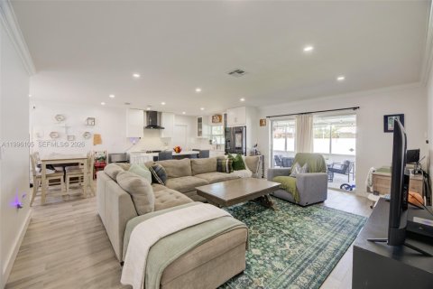 House in Pembroke Pines, Florida 2 bedrooms, 108.14 sq.m. № 2064519 - photo 13