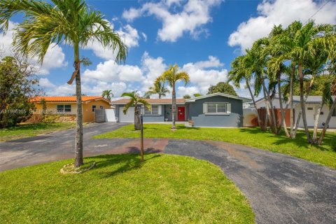 House in Pembroke Pines, Florida 2 bedrooms, 108.14 sq.m. № 2064519 - photo 2