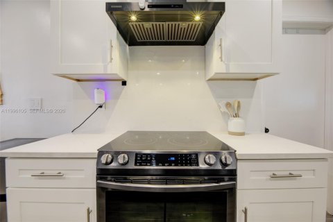 House in Pembroke Pines, Florida 2 bedrooms, 108.14 sq.m. № 2064519 - photo 6