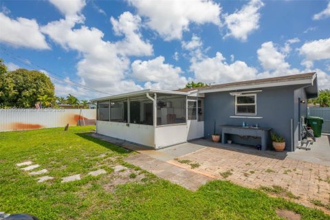 House in Pembroke Pines, Florida 2 bedrooms, 108.14 sq.m. № 2064519 - photo 27