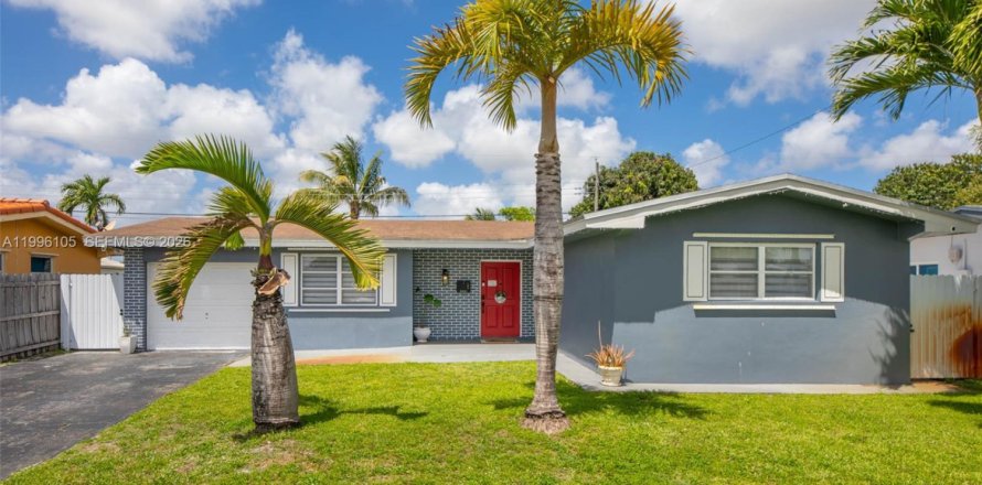 House in Pembroke Pines, Florida 2 bedrooms, 108.14 sq.m. № 2064519