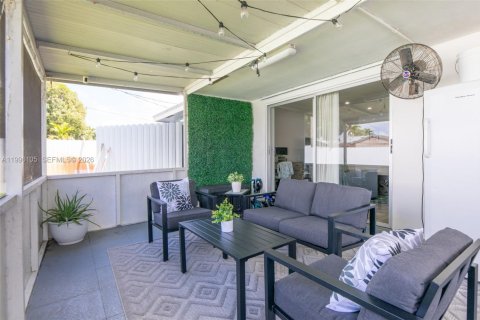 House in Pembroke Pines, Florida 2 bedrooms, 108.14 sq.m. № 2064519 - photo 25