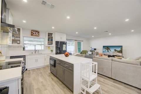 House in Pembroke Pines, Florida 2 bedrooms, 108.14 sq.m. № 2064519 - photo 3