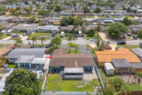 House in Pembroke Pines, Florida 2 bedrooms, 108.14 sq.m. № 2064519 - photo 29