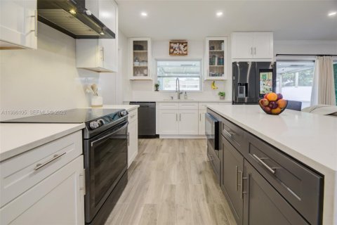 House in Pembroke Pines, Florida 2 bedrooms, 108.14 sq.m. № 2064519 - photo 5