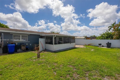 House in Pembroke Pines, Florida 2 bedrooms, 108.14 sq.m. № 2064519 - photo 28