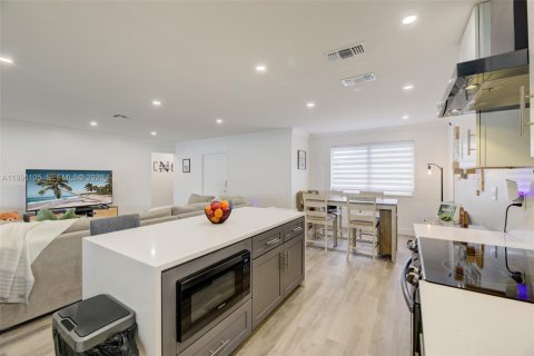 House in Pembroke Pines, Florida 2 bedrooms, 108.14 sq.m. № 2064519 - photo 4