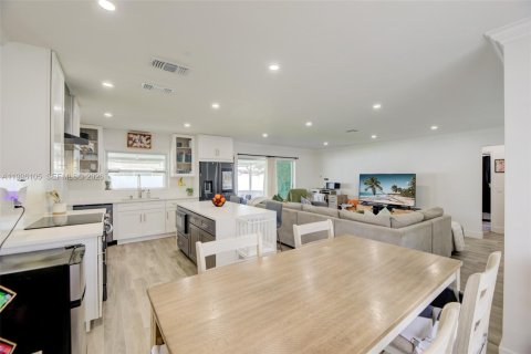 House in Pembroke Pines, Florida 2 bedrooms, 108.14 sq.m. № 2064519 - photo 10