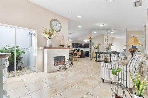 Casa en venta en Hialeah, Florida, 3 dormitorios, 128.39 m2 № 2021994 - foto 3