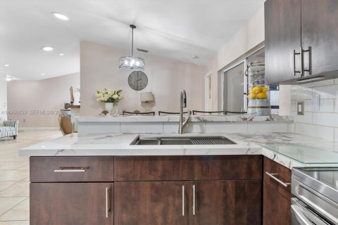 Casa en venta en Hialeah, Florida, 3 dormitorios, 128.39 m2 № 2021994 - foto 10