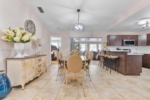 Casa en venta en Hialeah, Florida, 3 dormitorios, 128.39 m2 № 2021994 - foto 5