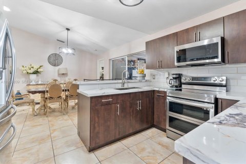 Casa en venta en Hialeah, Florida, 3 dormitorios, 128.39 m2 № 2021994 - foto 9