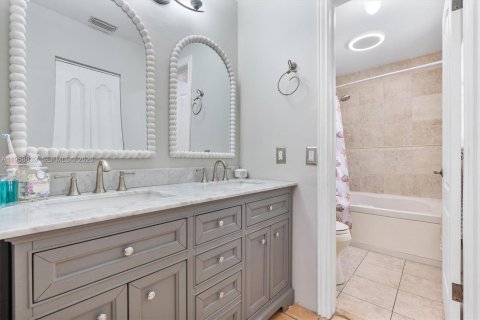 Casa en venta en Hialeah, Florida, 3 dormitorios, 128.39 m2 № 2021994 - foto 14
