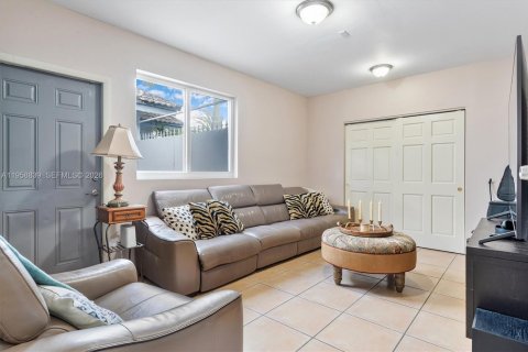 Casa en venta en Hialeah, Florida, 3 dormitorios, 128.39 m2 № 2021994 - foto 11