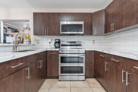 Casa en venta en Hialeah, Florida, 3 dormitorios, 128.39 m2 № 2021994 - foto 8