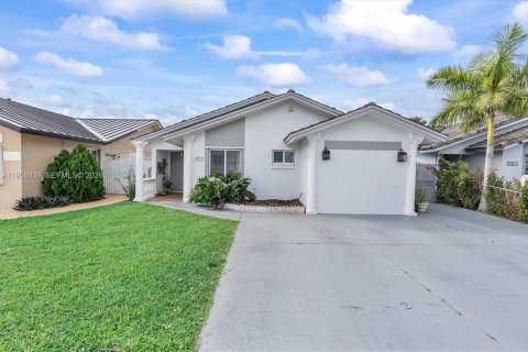 Casa en venta en Hialeah, Florida, 3 dormitorios, 128.39 m2 № 2021994 - foto 1