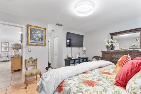 Casa en venta en Hialeah, Florida, 3 dormitorios, 128.39 m2 № 2021994 - foto 12