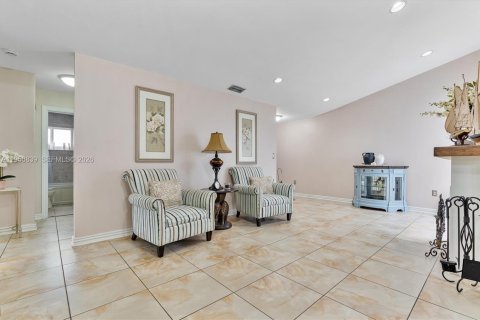 Casa en venta en Hialeah, Florida, 3 dormitorios, 128.39 m2 № 2021994 - foto 2