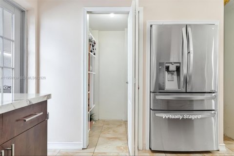 Casa en venta en Hialeah, Florida, 3 dormitorios, 128.39 m2 № 2021994 - foto 7