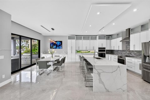 House in Fort Lauderdale, Florida 4 bedrooms, 283.35 sq.m. № 2278942 - photo 6