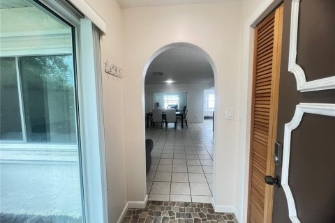 House in Port Richey, Florida 2 bedrooms, 111.85 sq.m. № 1846428 - photo 2