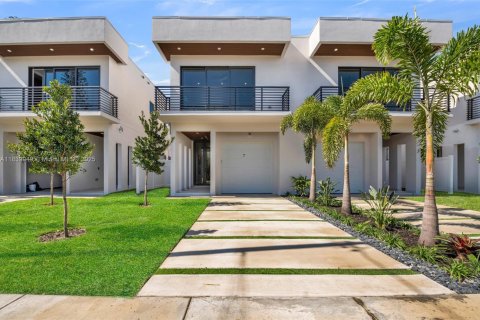 Townhouse in Fort Lauderdale, Florida 3 bedrooms № 1830692 - photo 1