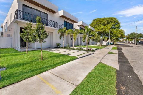 Townhouse in Fort Lauderdale, Florida 3 bedrooms № 1830692 - photo 3