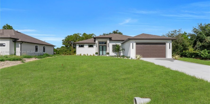 House in Lehigh Acres, Florida 4 bedrooms № 1945607