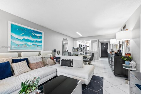Condo in Plantation, Florida, 2 bedrooms  № 1868512 - photo 11