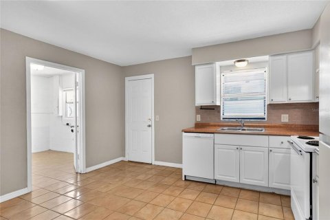 House in Lake Wales, Florida 3 bedrooms, 86.96 sq.m. № 2214195 - photo 8