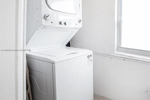 House in Hollywood, Florida 3 bedrooms, 135.64 sq.m. № 2026530 - photo 26