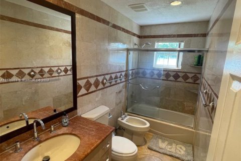 House in Hollywood, Florida 3 bedrooms, 135.64 sq.m. № 2026530 - photo 13