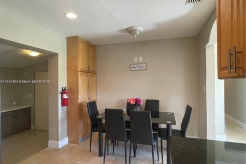 House in Hollywood, Florida 3 bedrooms, 135.64 sq.m. № 2026530 - photo 6