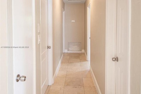 House in Hollywood, Florida 3 bedrooms, 135.64 sq.m. № 2026530 - photo 12