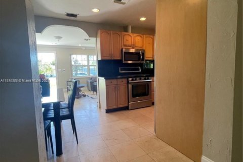 House in Hollywood, Florida 3 bedrooms, 135.64 sq.m. № 2026530 - photo 4