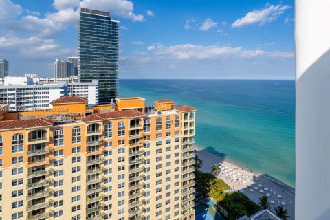 Condo in Hallandale Beach, Florida, 1 bedroom  № 2027801 - photo 10
