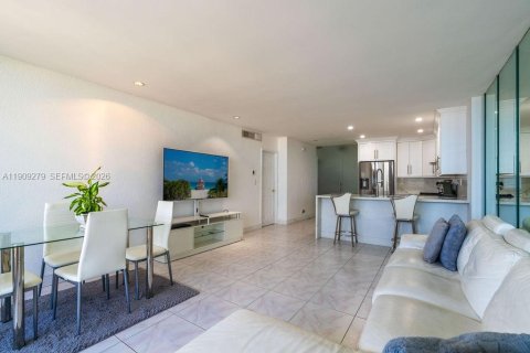 Condo in Hallandale Beach, Florida, 1 bedroom  № 2027801 - photo 4