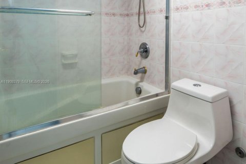 Condo in Hallandale Beach, Florida, 1 bedroom  № 2027801 - photo 19