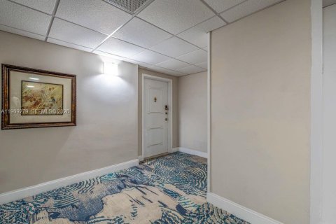 Condo in Hallandale Beach, Florida, 1 bedroom  № 2027801 - photo 25